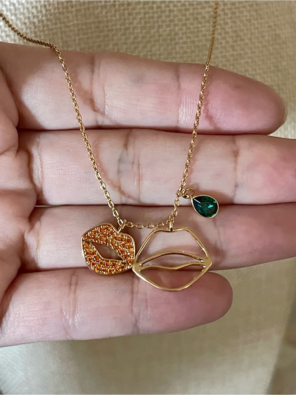 Dainty Gold Lip Pendant Necklace